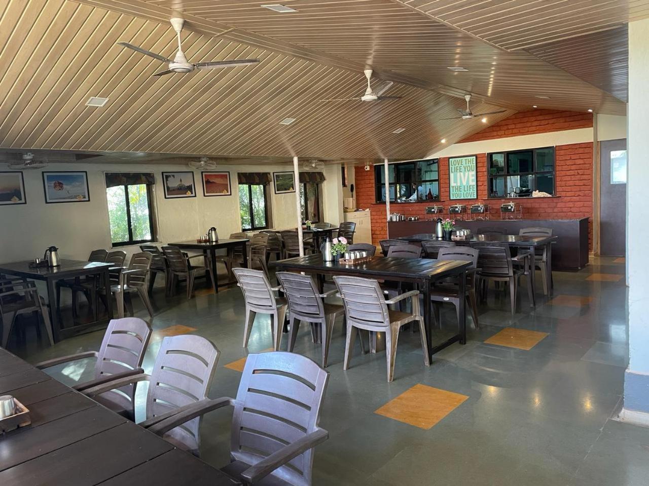 The Mango Inn Dāpoli Exteriör bild