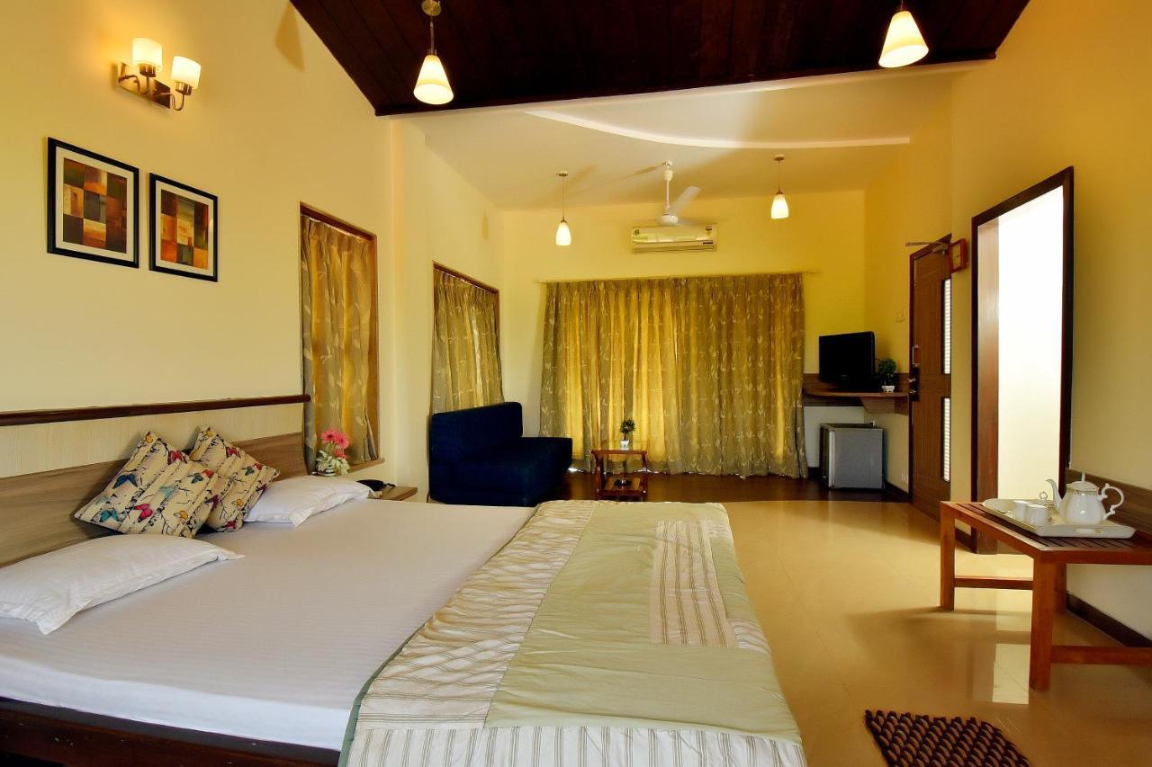 The Mango Inn Dāpoli Exteriör bild